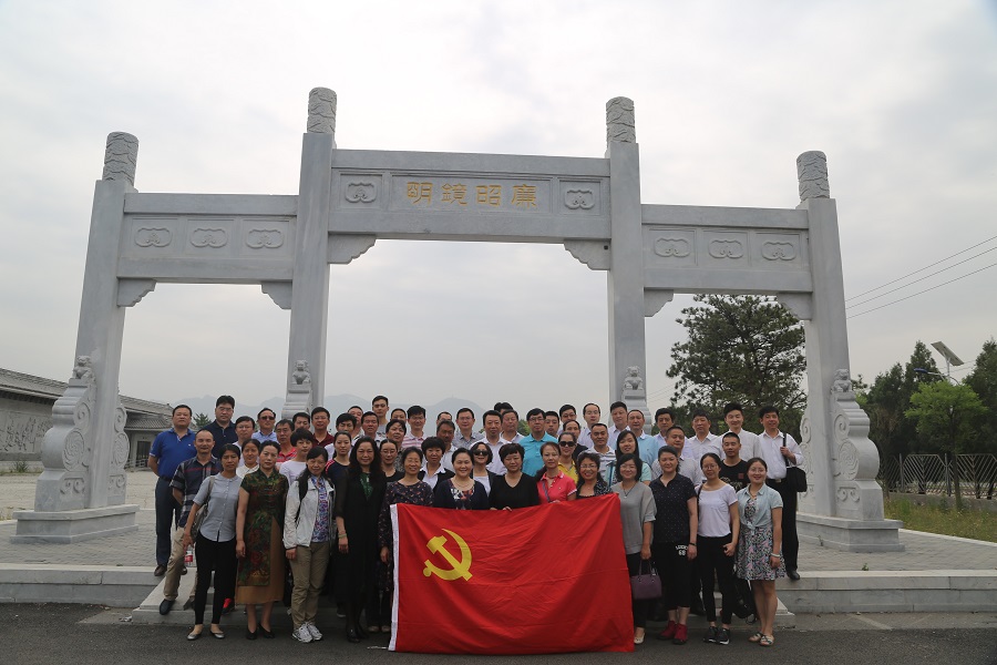 4商会党小组参观昭陵“明镜昭廉”牌坊.jpg
